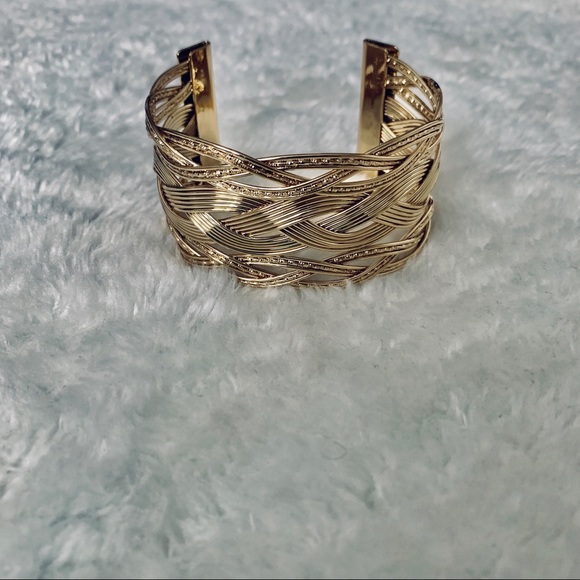 Fashionable gold wrist jewelry - Picture 2 of 4